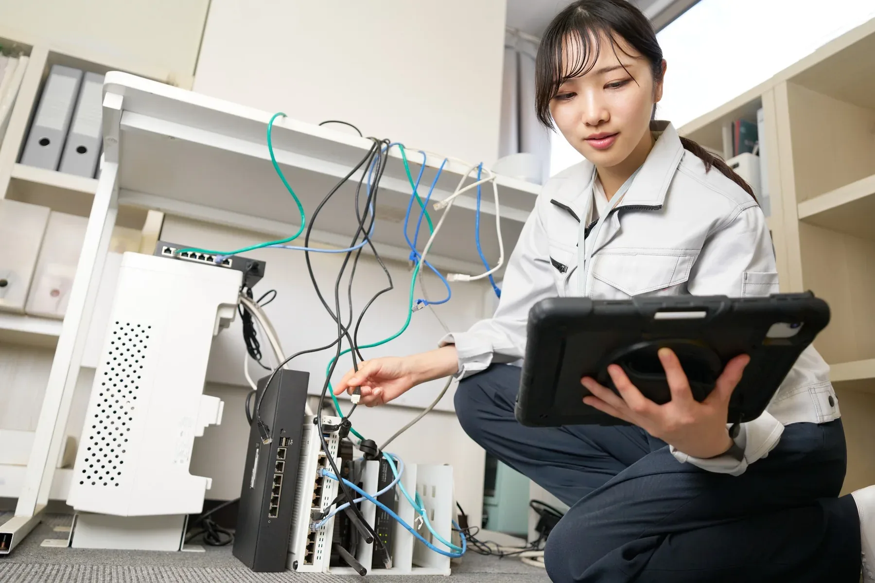 ネットワーク機器を点検する技術者