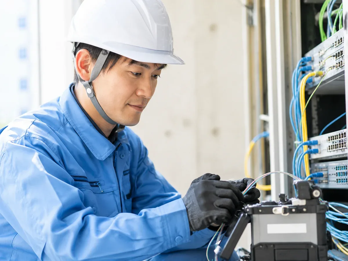 光ファイバー設備を整備する通信技術者